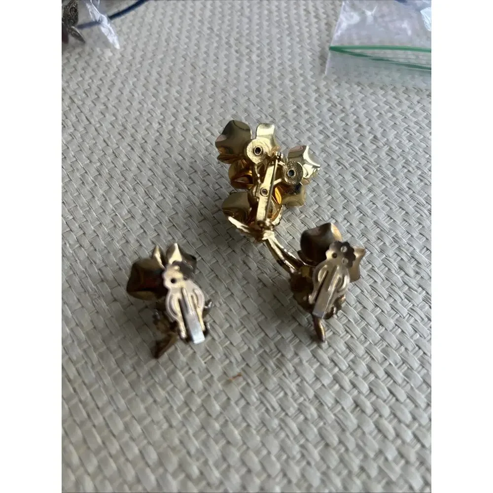 Vintage 1950s Enamel Flower Bouquet Brooch Pin & EARRINGS Blue Pearl‎ Gold Tone